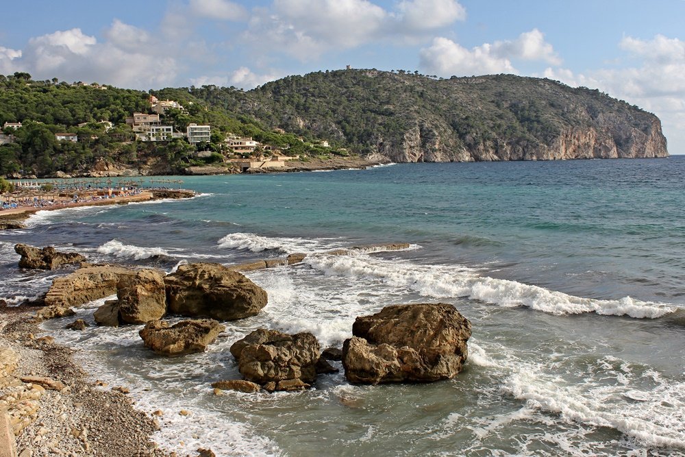 Wanderung auf Mallorca, Blick vom Strand in Camp de Mar zum Torre d' Andritxol