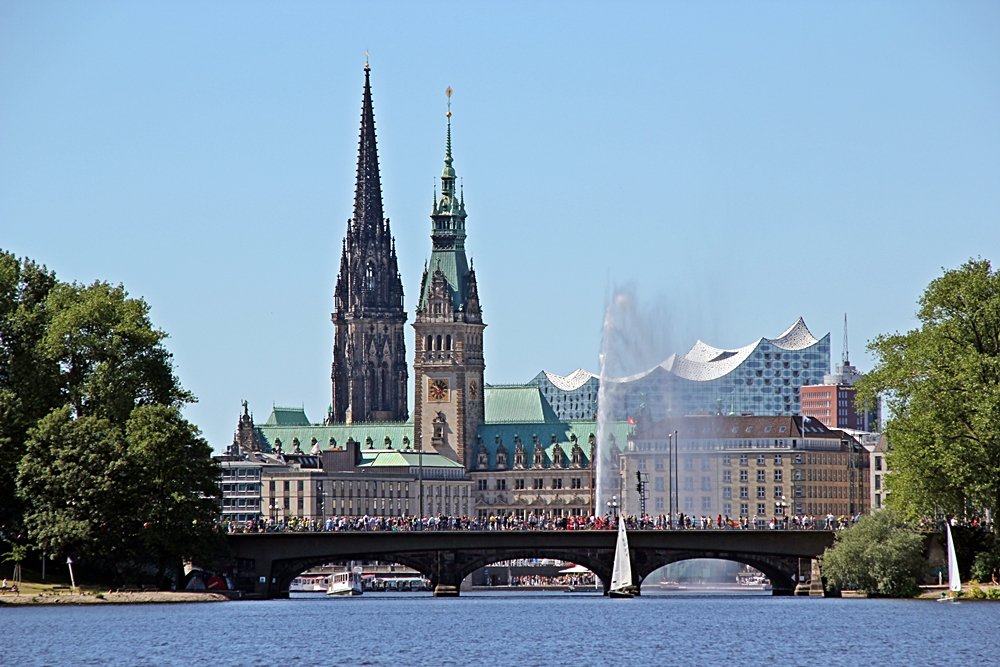 24 Stunden in Hamburg, Elbphilarmonie, Nikolai-Kirche, Rathaus von der Innenalster aus gesehen