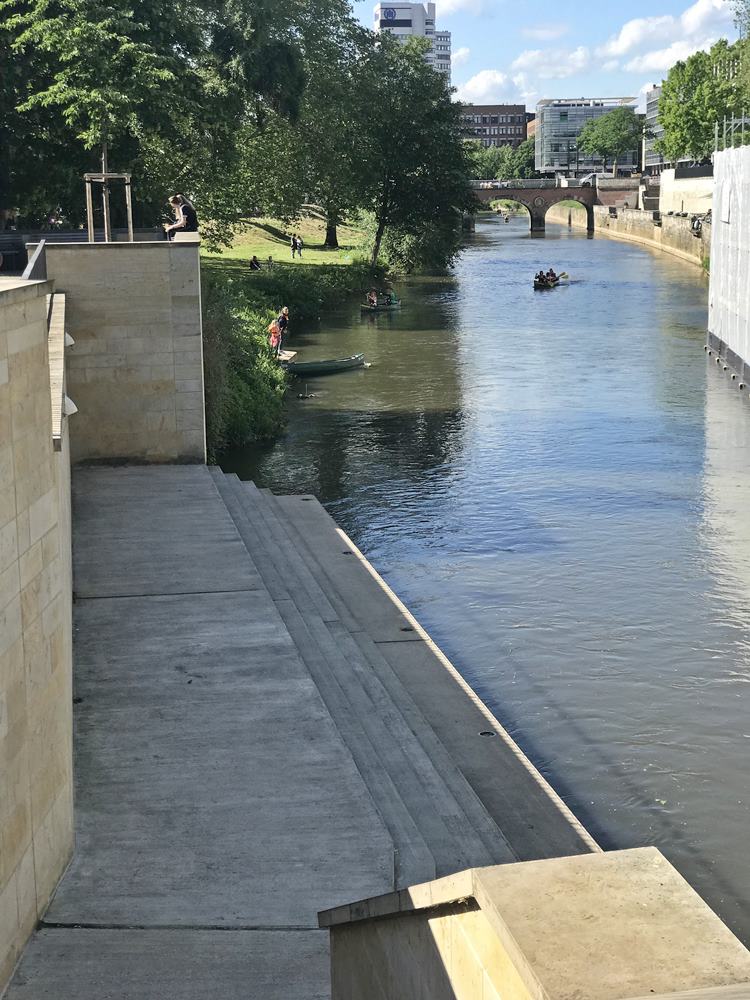 Ufer der Leine, Boot fahren auf Leine, Treppe zur Leine, Hannover, der rote Faden