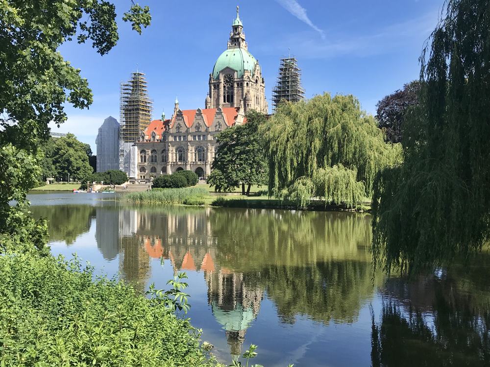 Maschteich am Neuen Rathaus, Spiegelung im Teich, alter Baumbestand, Der rote Faden, Maschpark