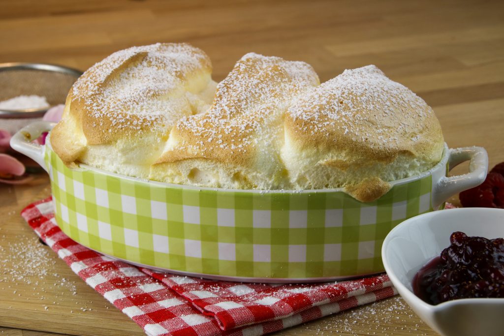 Rezept Salzburger Nockerl in karierter Auflaufform, Rezpet