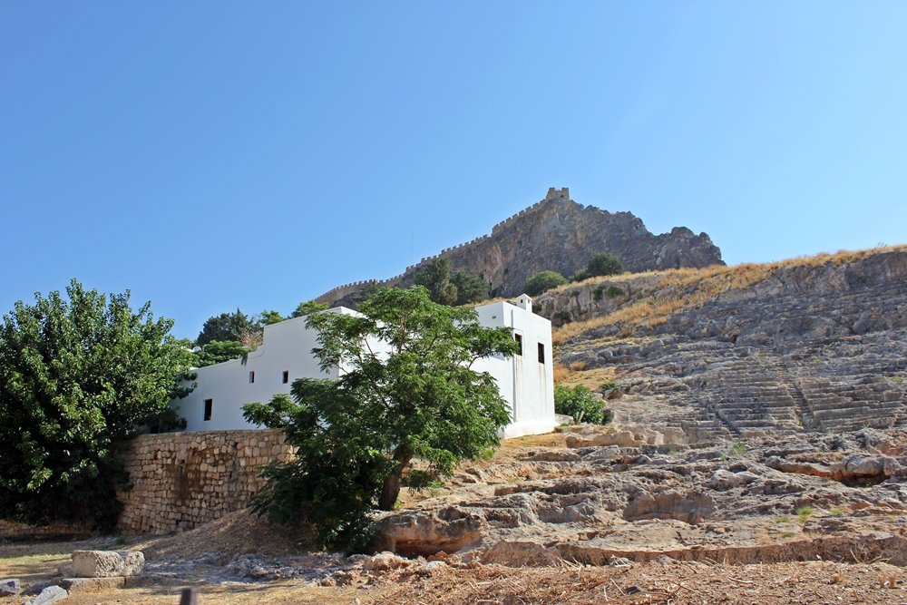 Amphietheater unterhalb der Akropolis in Lindos, Ausflugstipp für Rhodos