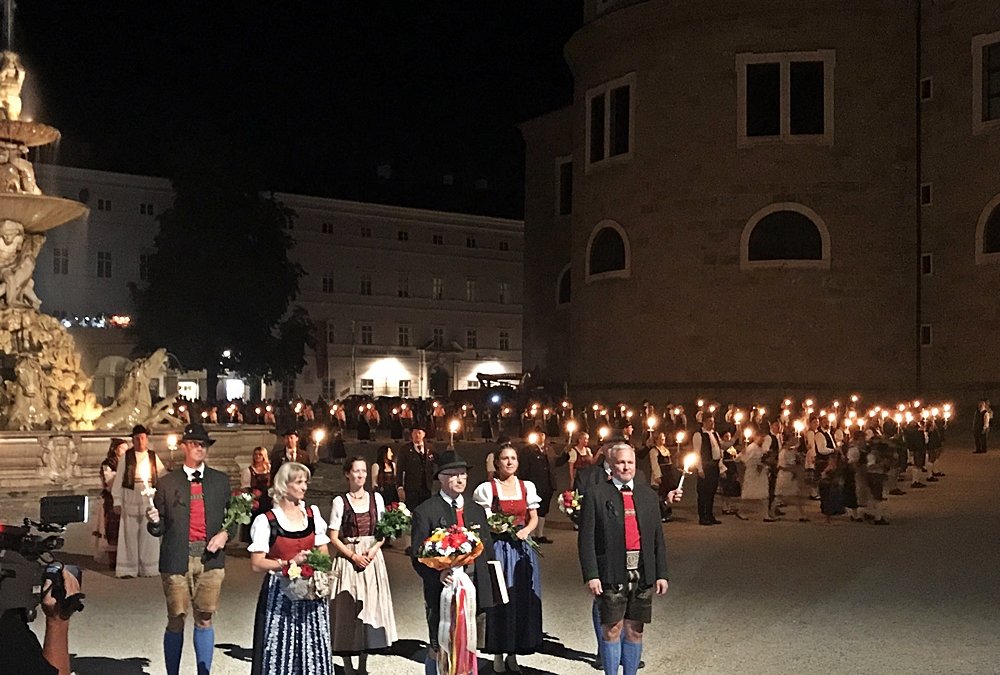 Salzburg zur Festspielzeit, Fackeltanz, Menschen in Trachten