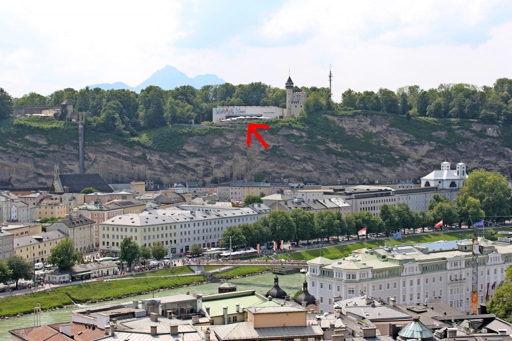 Blick auf den Möchsberg Salzburg und das Restaurant M32 und das Museum der Moderne vom Kapuzinerberg aus. Tipps für ein Wochenende in Salzburg