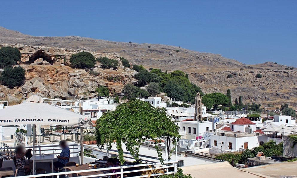 Blick auf die weißen Häuser von Lindos, dass an einem Felsen liegt. Ausflugstipp für Rhodos