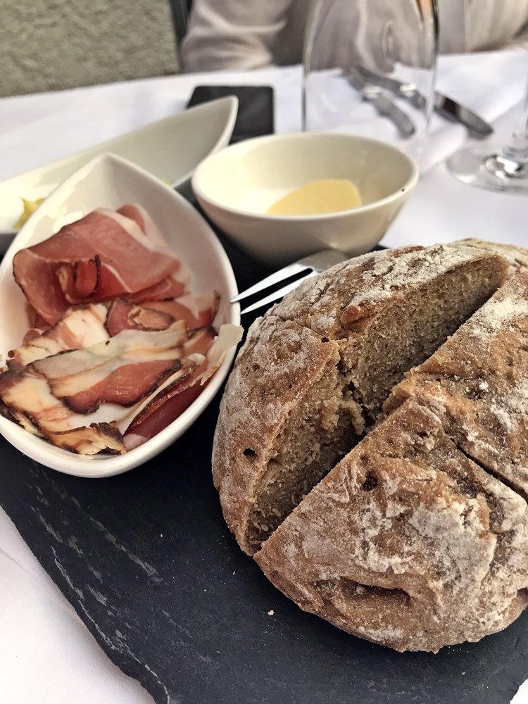 Rustikales Brot mit Schinken und Öl, Hauben-Restaurant im Romantik Hotel GMACHL