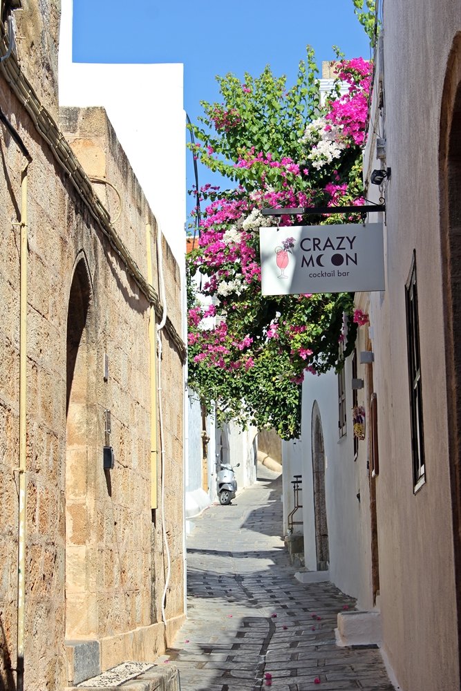 Wunderschöne Hausbepflanzung in einer engen Gasse in Lindos