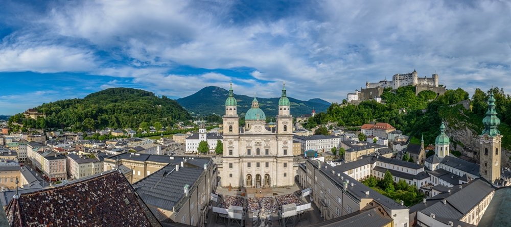 Blick auf die Jedermann-Bühne in Salzburg von oben