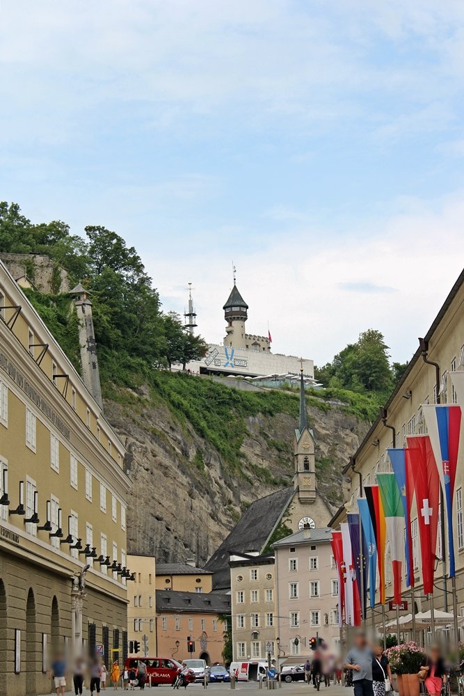 Hofstallgasse in Salzburg mit Blick auf den Mönchsberg und das Museum der Moderne. Das Festspielhaus und die Felsenreitschule liegen in der Hofstallgasse. Tipps für ein Wochenende in Salzburg