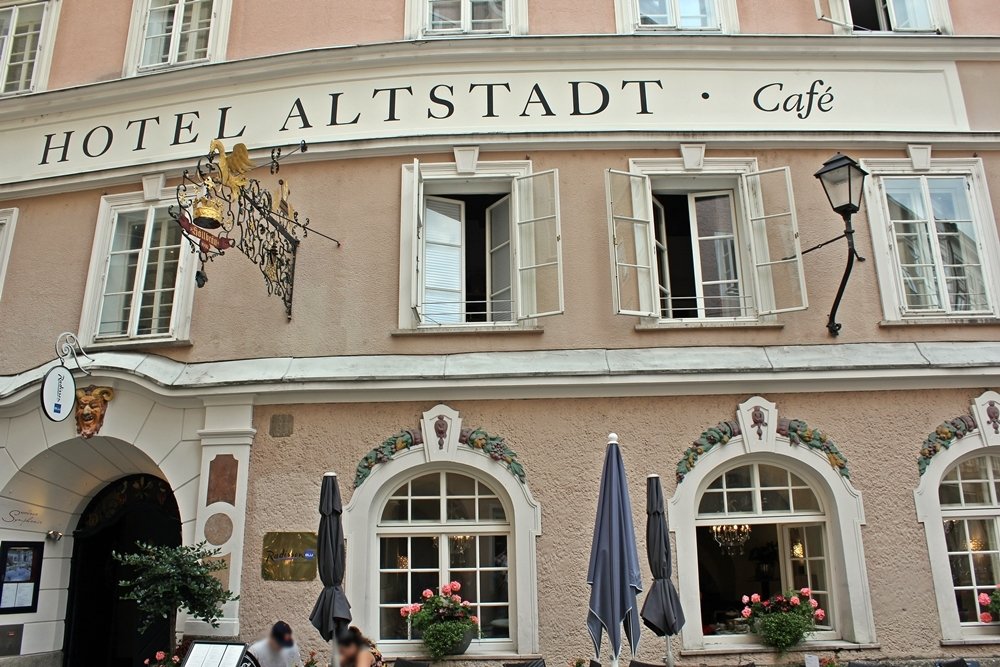 Rosa Fassade Altstadt-Cafe Salzburg