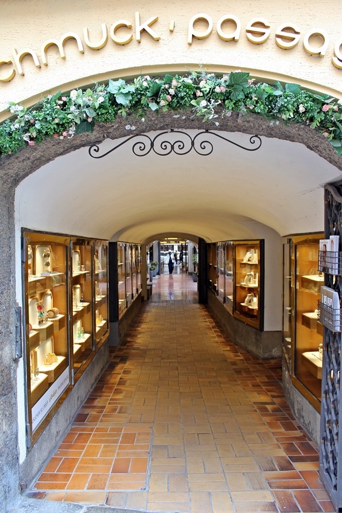  Durchhaus in Salzburg, dass die Getreidegasse mit benachbarten Plätzen und Straßen verbindet, Wochenende in Salzburg