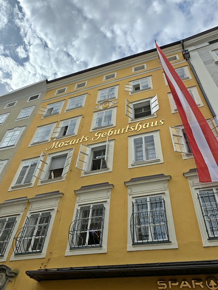 Mozarts Geburtshaus befindet sich in der Getreidegasse in Salzburg. Mit seiner gelben Farbe sticht es gleich ins Auge. Ein Tipp für ein Wochenende in Salzburg.