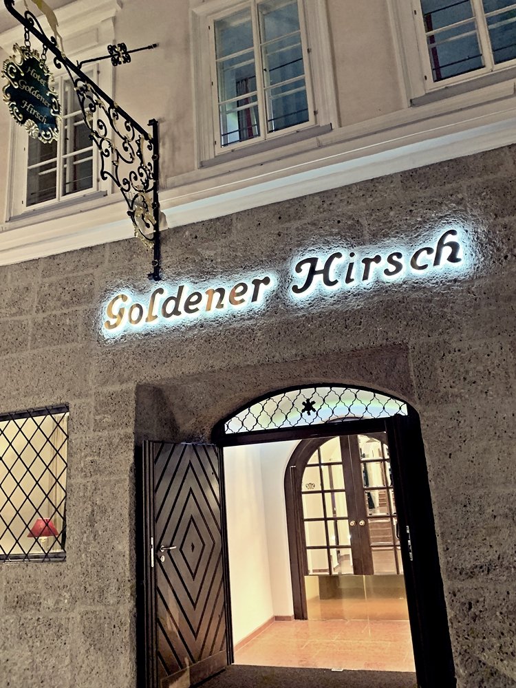 Eingang Goldener Hirsch Salzburg