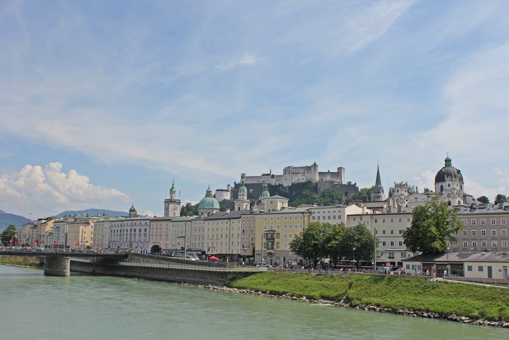 Blick auf Altstadt und Feste Hohensalzburg vom Makartsteg aus