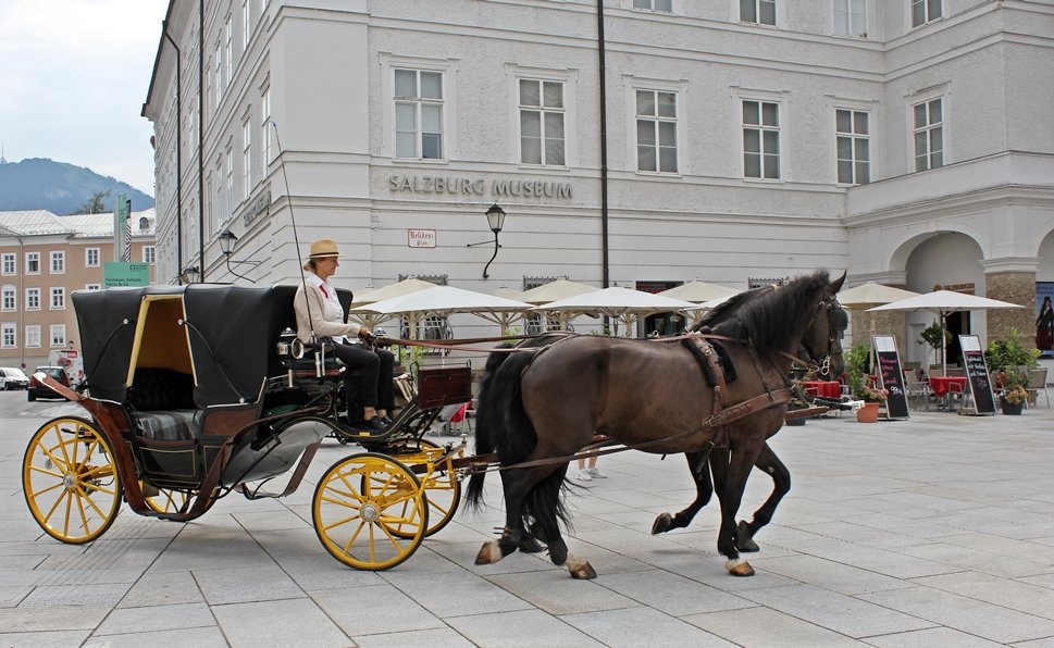 Festspielzeit in Salzburg, Fiaker auf dem Residenzplatz, Außergewöhnliches Wochenende zu den Festspielen