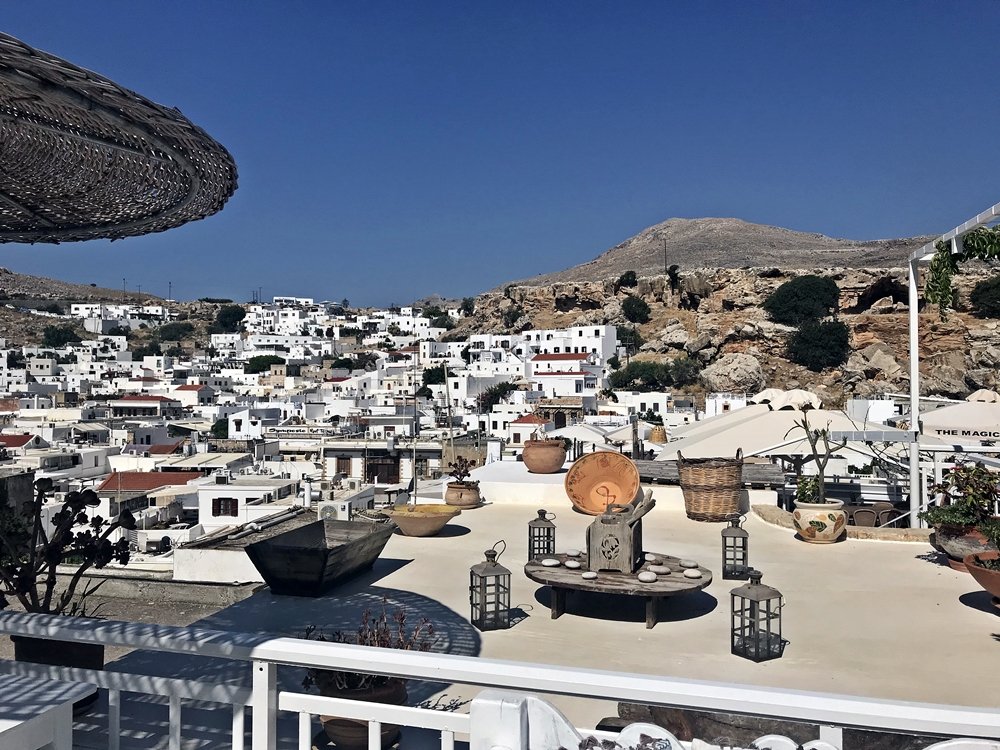 Von der Terrasse der Cesar Meze Bar ein traumhafter Blick auf die weißen Terrassenhäuser von Lindos