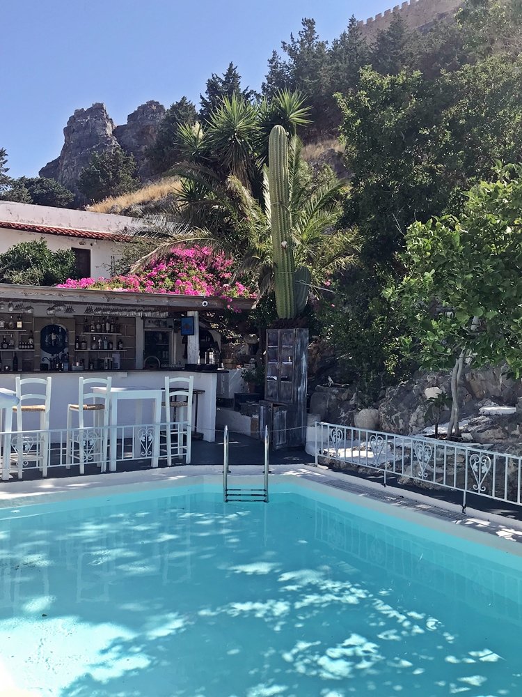 Poolbar mit Blick auf die Akropolis in Lindos.