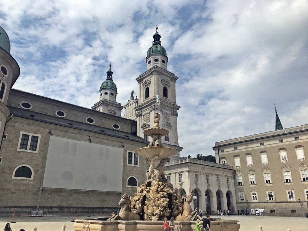 Der Residenzplatz mit Residenzbrunnen ist das Herz Salzburgs. Hier wird gerade die Leinwand für den abendlich stattfindenden Fackestanz errichtet.