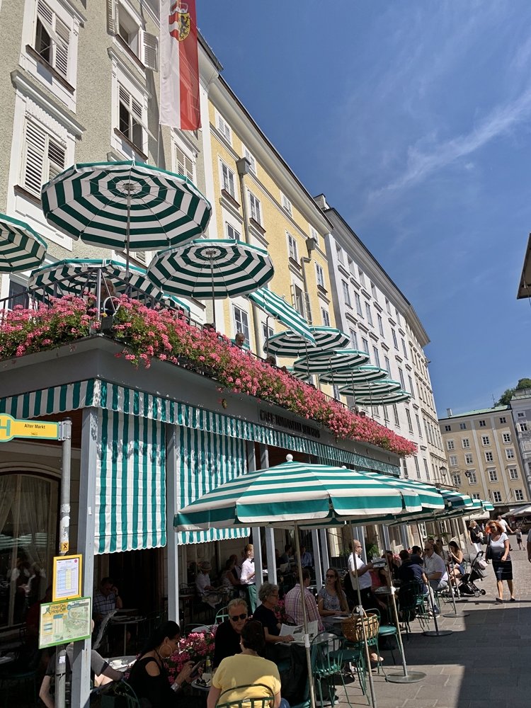 Cafe Tomaselli Salzburg mit handgefertigten Sonnenschirmen