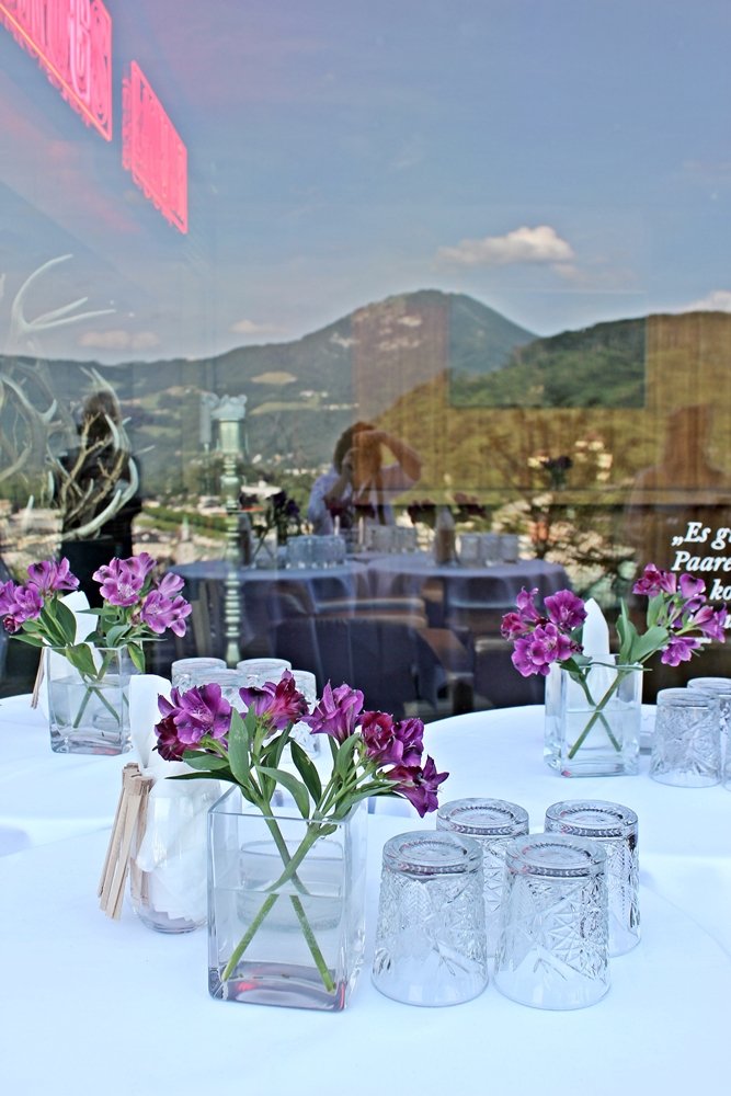 Spiegelung in Restaurantfenster mit Blick auf Salzburg