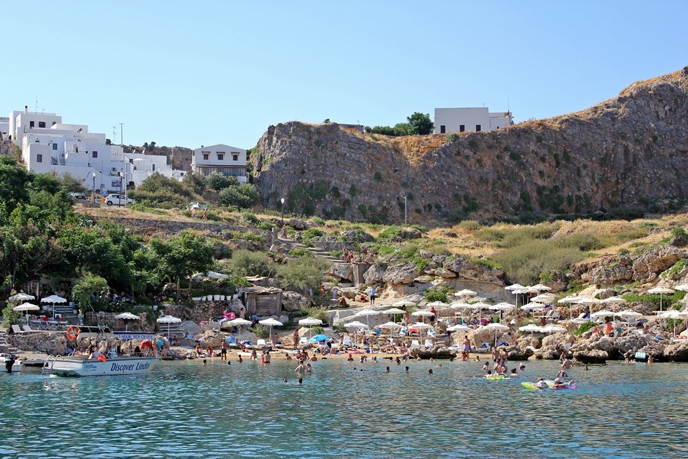 Sandstrand der St. Pauls Bay unterhalb der weißen Häuser Lindos, Ausflugstipp für Rhodos