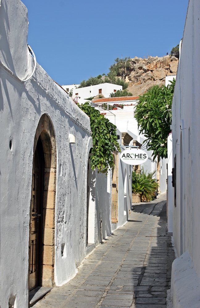 Schmale Gasse in Lindos bei strahlend blauen Himmel