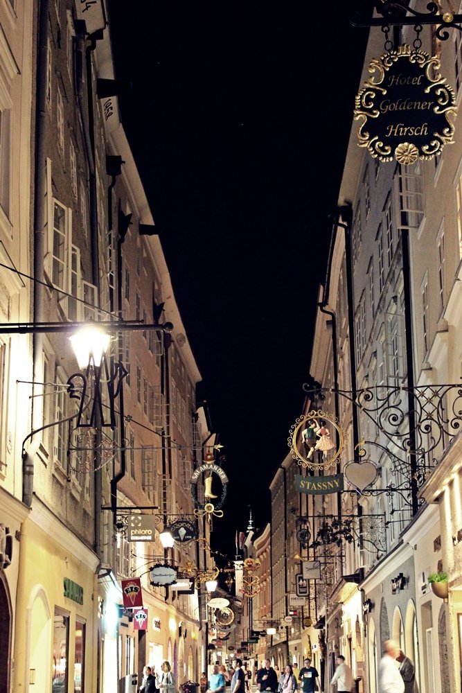 Getreidegasse bei Nacht, Salzburg, Wochenende in Salzburg, Einkaufsstraße Getreidegasse