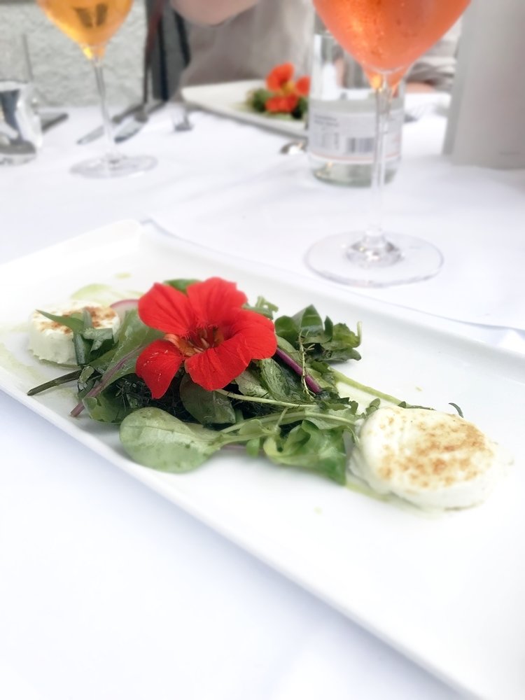 Kräutersalat mit Ziegenkäse mit Blüte verziert, Hauben-Restaurant im Romantik Hotel GMACHL