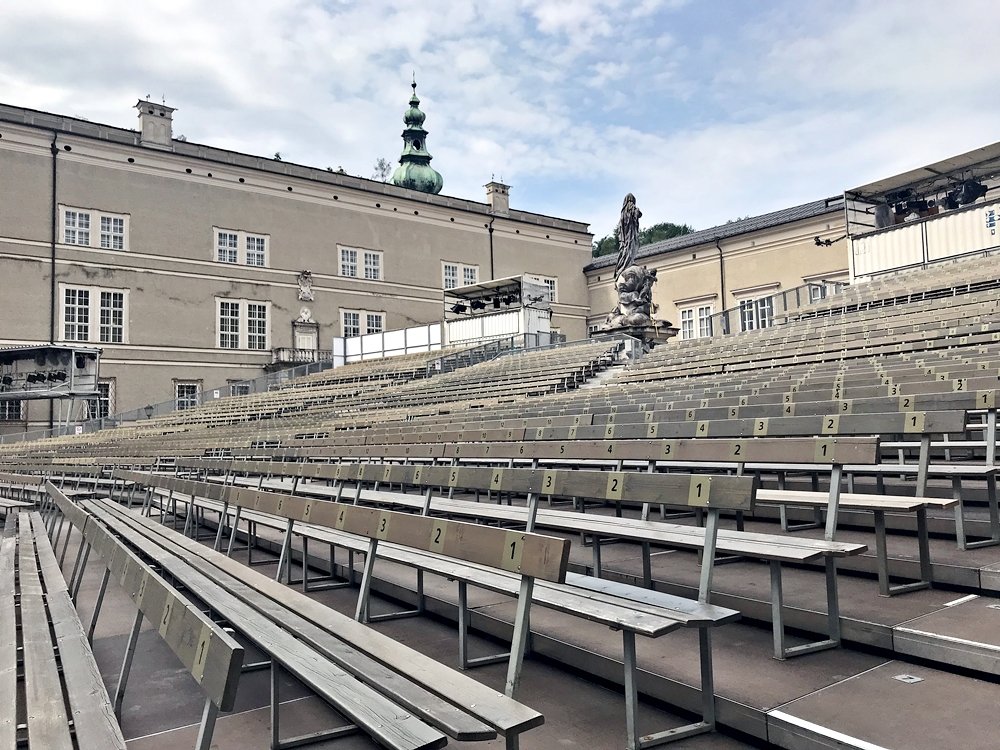Zuschauerränge bei der Jedermann Auffführung zur Festspielzeitt in Salzburg