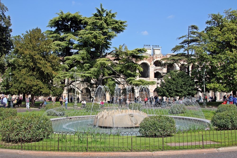 Brunnen vor Amphitheater Verona, Tipps für einen Tagesausflug nach Verona