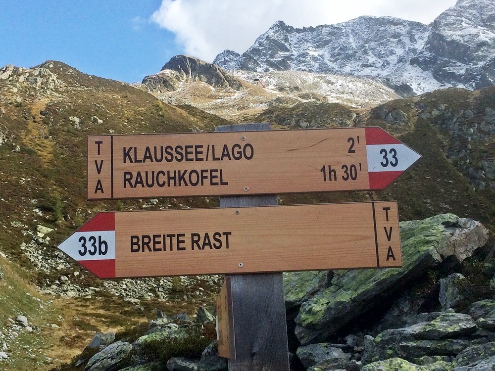 Hinweisschilder auf Wanderung zum Klaussee, Tauferer Ahrntal, Klausberg