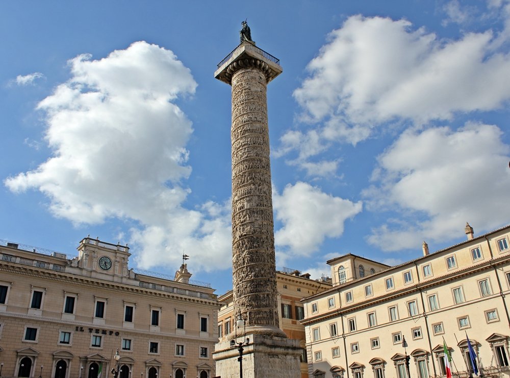 Rom zu Fuß erleben - eine Tagestour mit den schönsten Sehenswürdigkeiten zum Piazza Colonna mit der Marc-Aurel-Säule