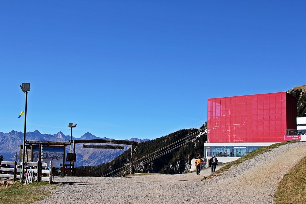 Was sollte man in Südtirol gemacht haben? Mit der Bergbahn Meran 2000 fahren, das solltet ihr in Südtirol gemacht haben